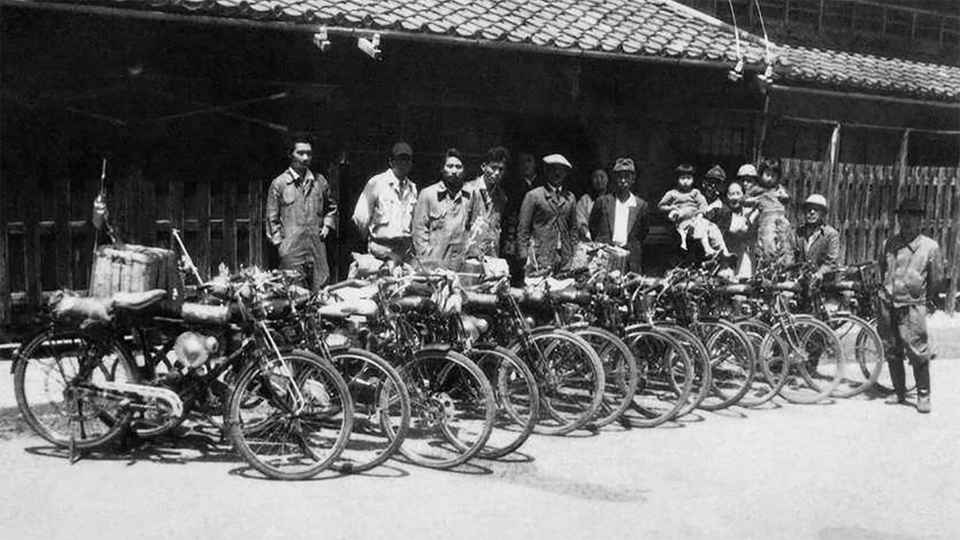 Algunos de los primeros empleados de Honda junto a sus familias en el exterior de la fábrica de Hamamatsu en 1948.