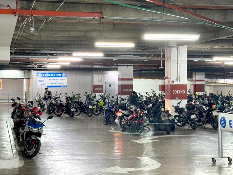 Consejos para Estacionar tu Moto en Plazas Comerciales; Lo que los Motociclistas Necesitamos Saber