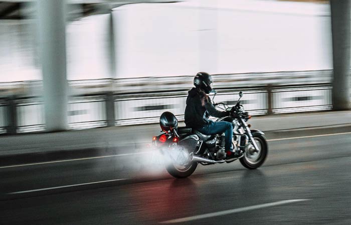 ¿Por Qué Sale Humo del Escape de tu Moto? Conoce las Posibles Causas