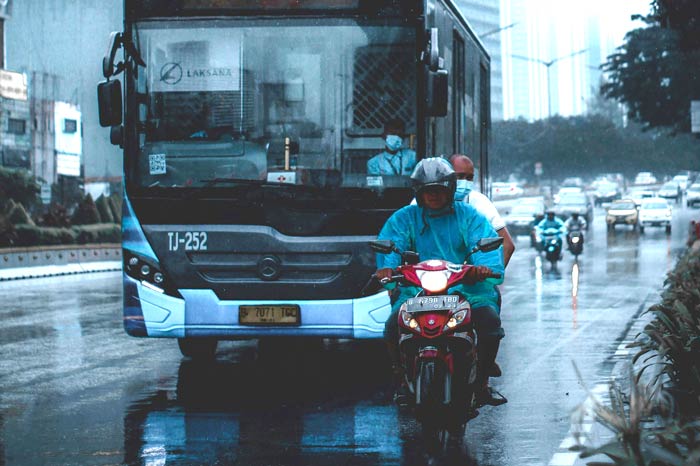 Cómo Conducir en la Ciudad Durante la Temporada de Lluvias: Riesgos y Precauciones para Motociclistas